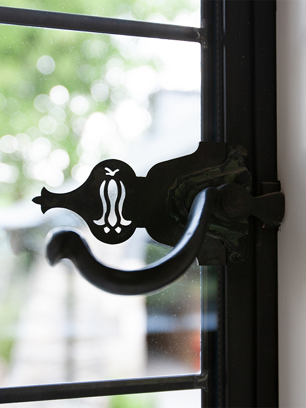 Bespoke handle backplate for window